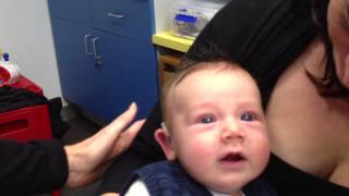 澳洲失聰男嬰裝助聽器，笑容感動人心