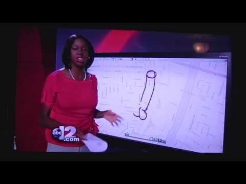 Repórter comete gafe e desenha pênis em programa ao vivo; veja  