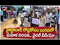 హైద్రాబాద్ రోడ్లకోసం బురదలో మహిళ నిరసన.. | Hyderabad Roads Viral Video | Jordar Varthalu | hmtv