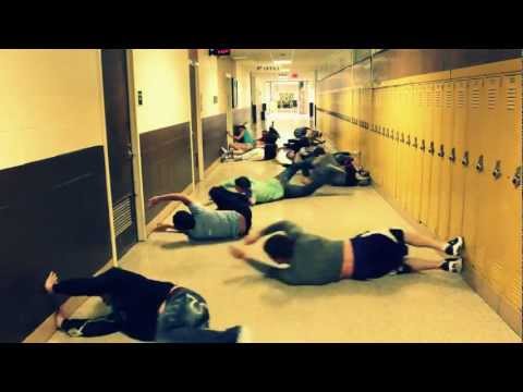 Murió el Harlem Shake. El Hallway Swimming es la moda