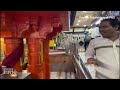 AAP MP Raghav Chadha and Actor Parineeti Chopra Offer Prayers at Siddhivinayak Temple, Mumbai  - 04:25 min - News - Video