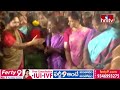 బతుకమ్మ ఆడిన సీతక్క.. | MLA Seethakka Playing Bathukamma | hmtv  - 06:56 min - News - Video