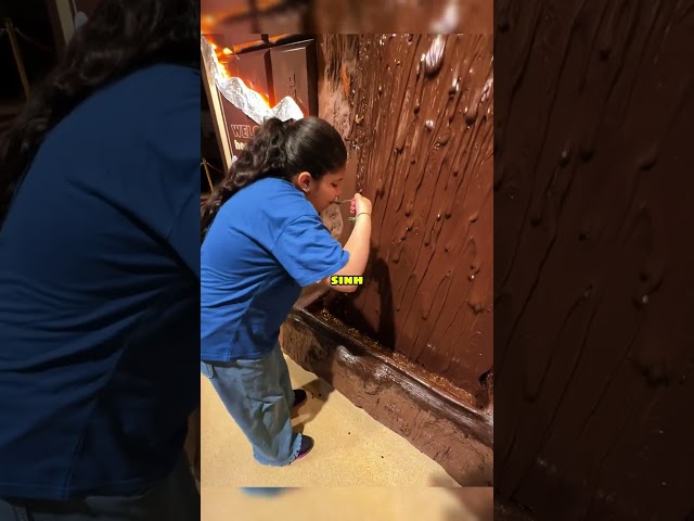 Cách để thưởng thức thác nước socola đúng cách 😲