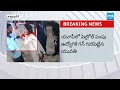 గన్ గురిపెట్టిన మహిళ | Woman Threatens Petrol Bunk Employee With Gun in UP |@SakshiTV