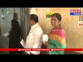 మహబూబాబాద్ : ఓటు హక్కు వినియోగించుకున్న కలెక్టర్, ఎంపీ కవిత | BT  - 03:54 min - News - Video