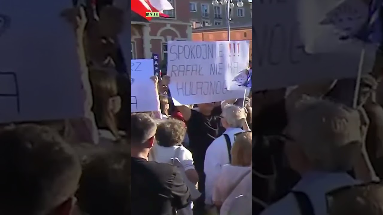 Transparenty na spotkaniu Trzaskowskiego
