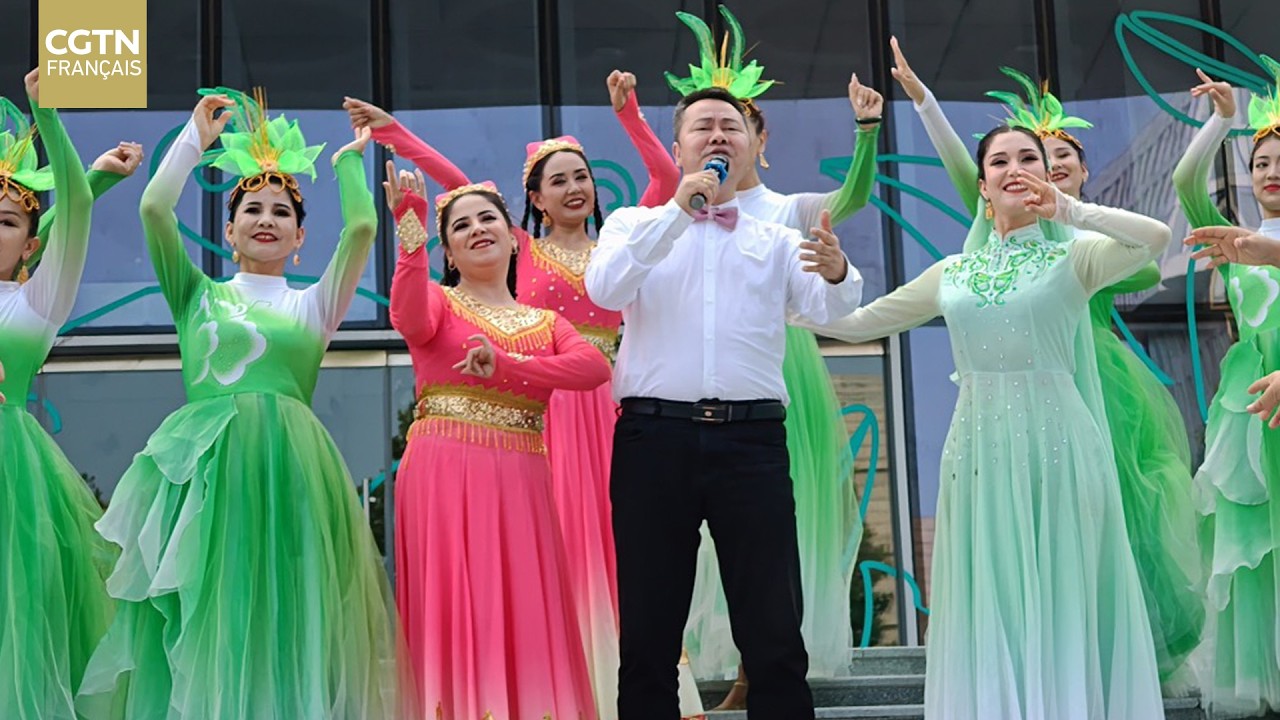 Le spectacle « Le vent du printemps reverdit Kekeya » est présenté à Beijing