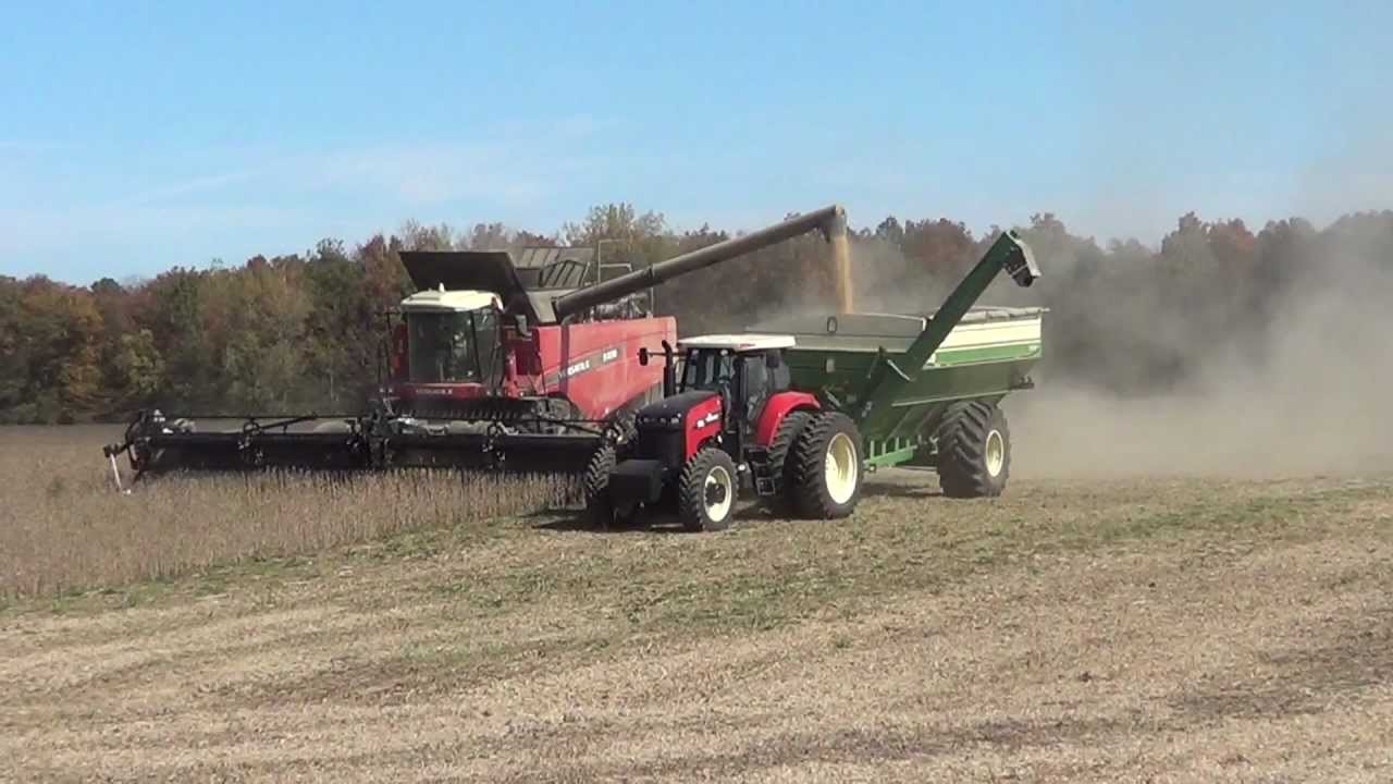 Versatile RT490 Combine harvesting soybeans in Ohio - YouTube