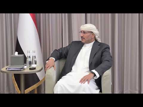 طارق صالح يلتقي وزير الدولة القديمي ويشيد بالدور النضالي لأبناء تهامة