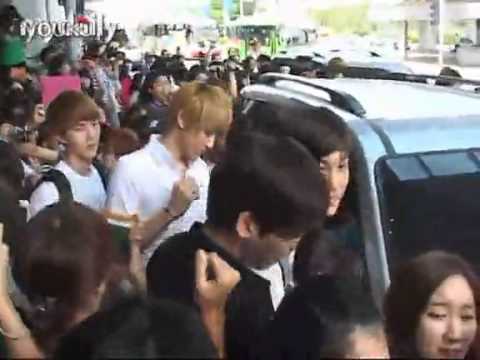 【MyDaily】120806 金浦返韓接機EXO鹿晗摔倒 Cut
