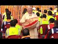 Ayodhya: Prime Minister Narendra Modi Showers Petals on Workers Who Built Lord Ram Temple in Ayodhya  - 02:08 min - News - Video