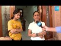 LIVE: దొంగల భరతం పట్టిన తల్లీకూతుళ్లు..| Mother and Daughter Fight with Thieves |@SakshiTV  - 00:00 min - News - Video
