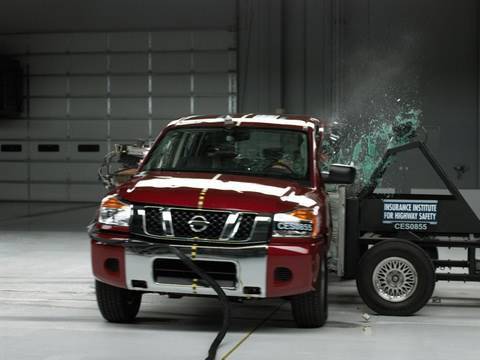 Видео краш-теста Nissan Titan с 2009 года