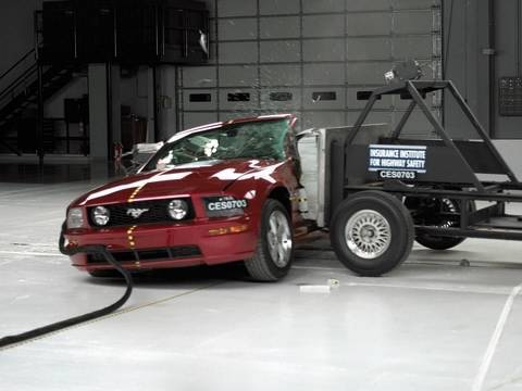 Test de crash vidéo Ford Mustang Cabriolet 2004 - 2008