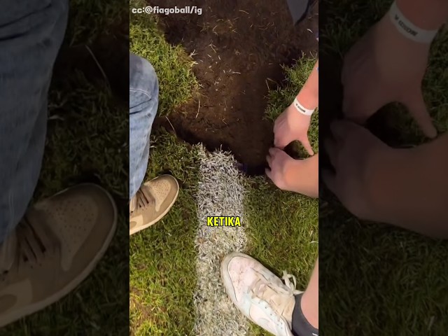 mengambil rumput lapangan ketika klubnya menang!!