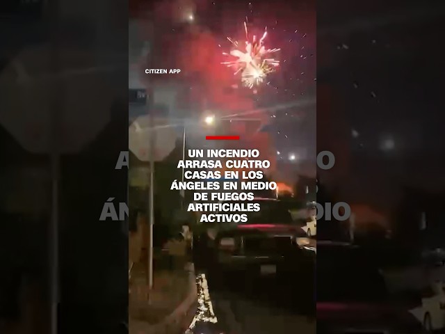 Un incendio arrasa cuatro casas en Los Ángeles en medio de fuegos artificiales activos