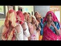 Lok Sabha Election 2024: जब Voter पोलिंग Booth पर EVM में ढूंढ़ने लगी PM Modi की तस्वीर  - 01:51 min - News - Video