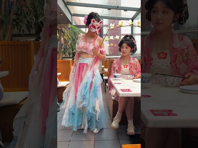 सुंदरता यहाँ सुंदरता के लिए शराब की बोतल खोलने के लिए है丨美女来给美女开酒瓶了#猫猫小可爱#汉服#二次元