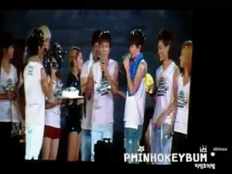 FANCAM | 100821 SMTown LIVE ~ Hyukjae & Boa still awkward?