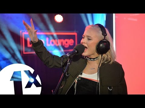 Zara Larsson covers TLC's No Scrubs in the 1Xtra Live Lounge