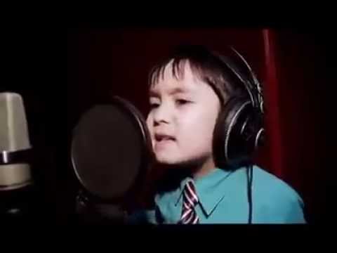 Il n'a que 4 ou 5 ans et il chante du Whitney Houston sans fausse note !