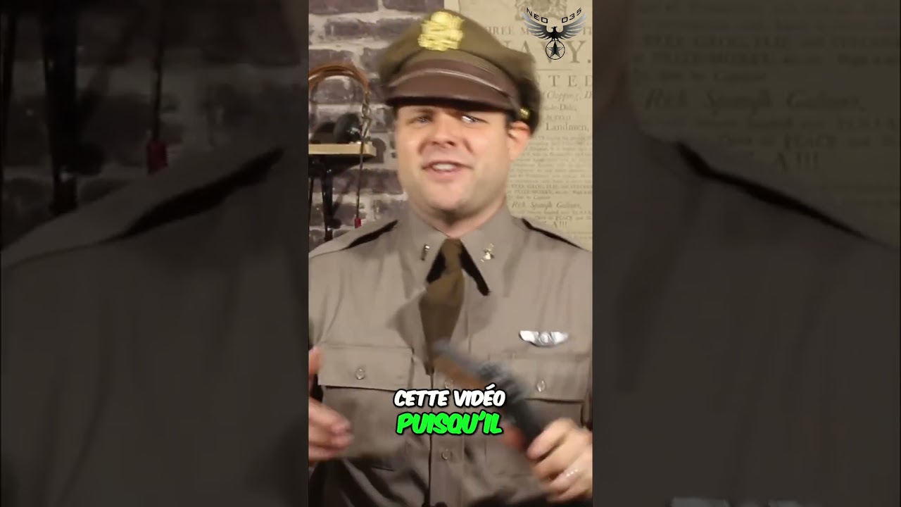 Un militaire en uniforme présente une réplique d'arme #shorts