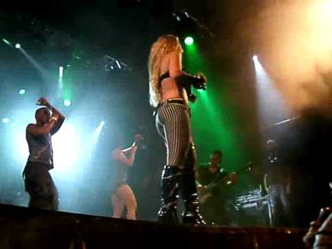 Sutiã da JOELMA cai em pleno show