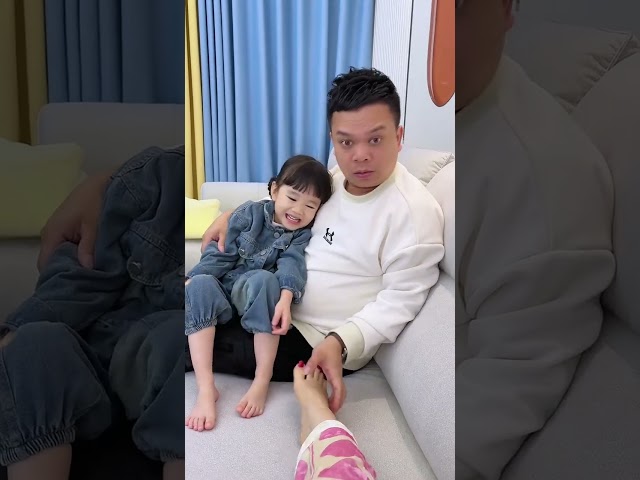 同樣是女人的腳，待遇為啥完全不同，我需要靜靜😂 #爸爸帶娃 #家有萌娃 #親子