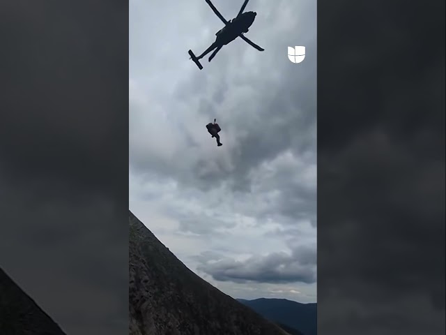 El momento en que rescatan en helicóptero a un escalador gravemente herido en el Monte Washington