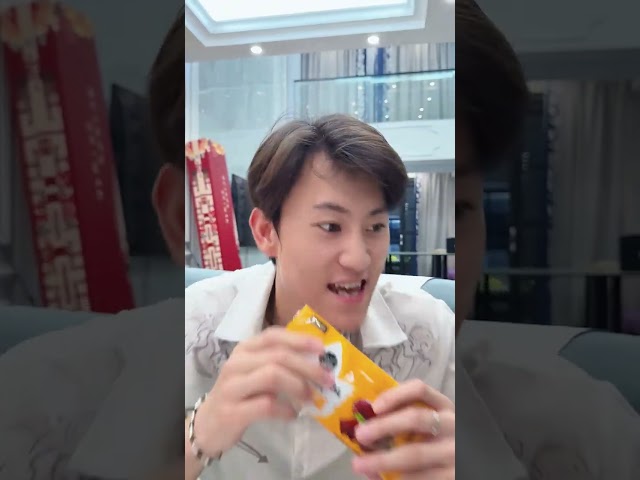 他以为是巧克力He thought it was chocolate