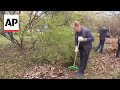 Moscow residents come out for Subbotnik by raking up the citys fallen leaves