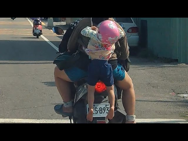 高雄夫妻四貼騎車「把小孩當背包」懸空中 超驚悚畫面曝光