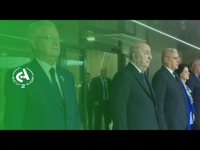 Le président de la république observe une minute de silence à la mémoire des supporters du M C A