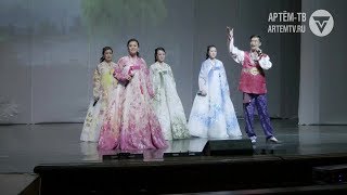 Артисты из Северной Кореи поют и танцуют на артёмовской сцене