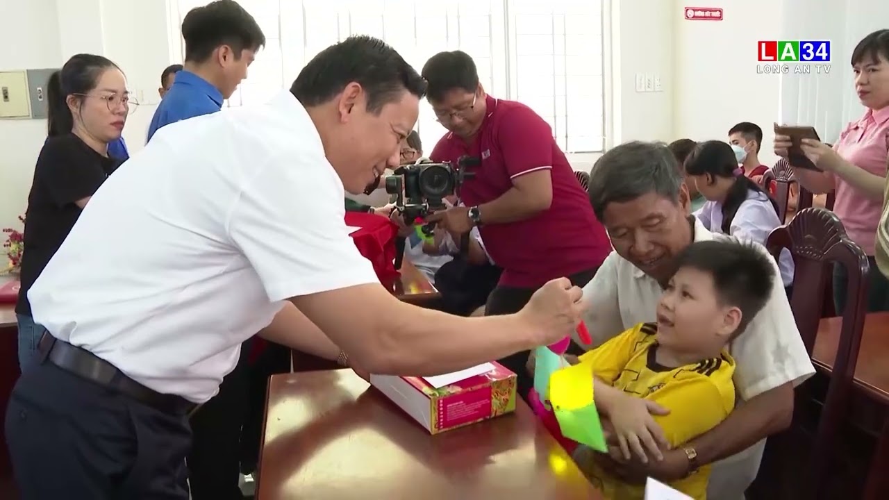 Lãnh đạo tỉnh tặng quà Trung thu cho trẻ em tại thành phố Tân An