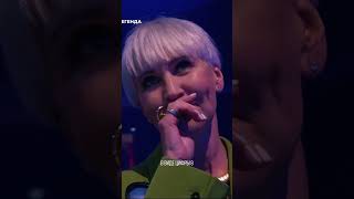 На Премии МУЗ-ТВ Мари Краймбрери подарила Алёне Михайловой браслет бесконечности!❤️