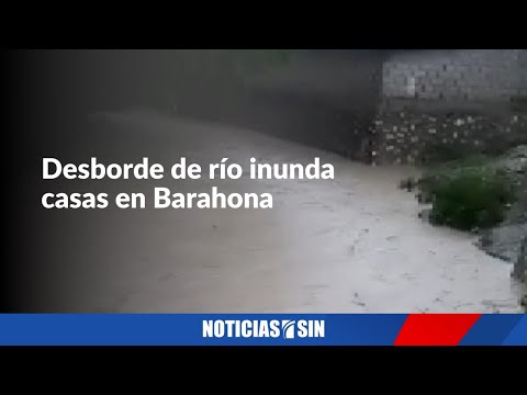 Sacan lodo de casas en Salinas tras paso de Grace