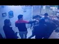 Society में युवकों ने शराब पीकर जमकर उत्पात मचाया, Guard को धमकाया और पीटा  - 03:39 min - News - Video