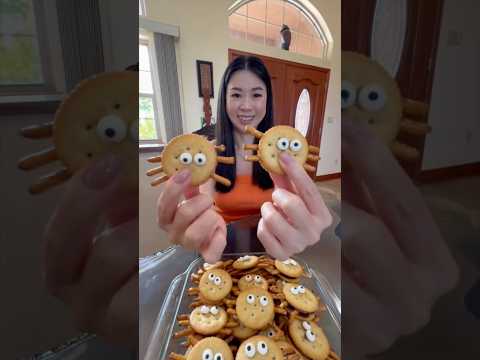 How To Make Ritz Cracker Spiders  For Halloween!  #halloween  #halloweendecor  #treats  #spider #fun