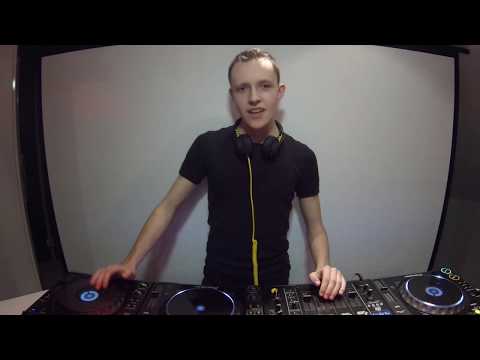 DJ SUPRA Mixing 15 Tracks in 10 Minutes