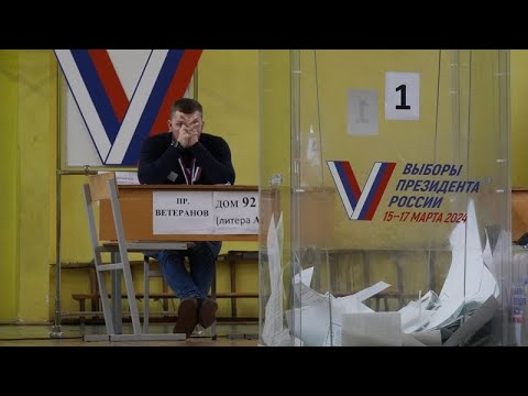 Ρωσία - Εκλογές: Ακτιβιστές ρίχνουν χρωματιστό υγρό μέσα στην κάλπη