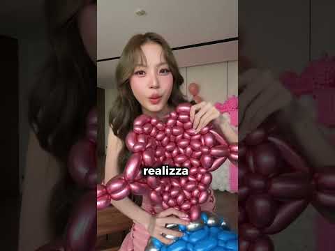 Ha creato un vestito solo con dei palloncini!