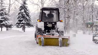 Коммунальщики Артема продолжают расчистку дорог от снега