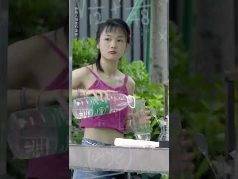 爆笑配音整蠱！當不同的美女喝水時發出奇怪的聲音，她們會有什麼不一樣的反應？