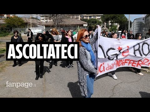 Roma, la protesta dei residenti di Bastogi dopo l'ultimo incendio: "Non siamo cittadini di serie B"