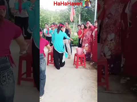 The funniest moment of the sisters playing blindfolded orange picking game