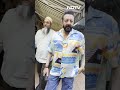Chappal Le Le Beta, Sanjay Dutt To The Paps  - 00:21 min - News - Video