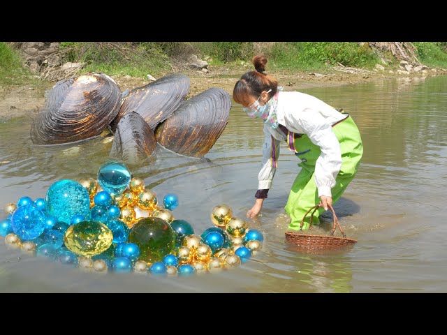 🔥🔥 Bizarre Discovery! Girl Pries Open River Clam, Reveals Shimmering Gemstone Pearls!