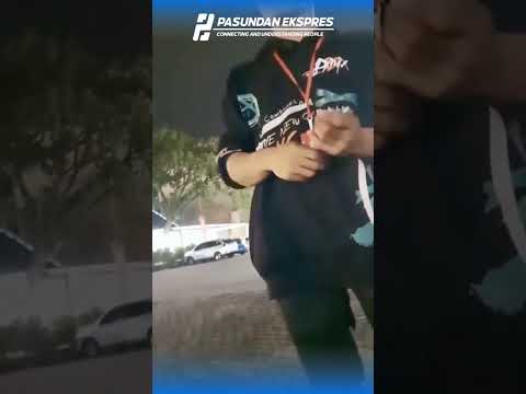 Seorang pria meminta uang Rp2.000 kepada warga yang duduk di bundaran air mancur #shortvideo