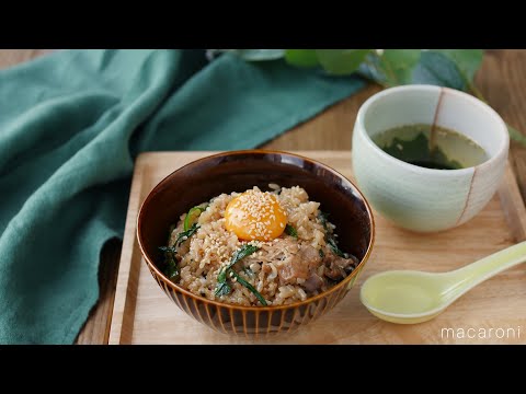 【ニラ豚炊き込みご飯】豚バラ肉でジューシー。卵黄がとろっと絡む♪